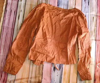 Blusa teja con encaje y cinturón