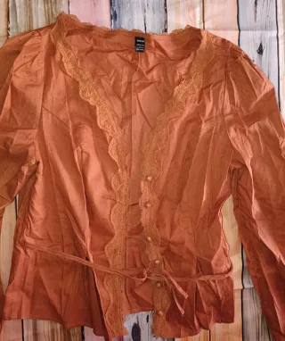 Blusa teja con encaje y cinturón