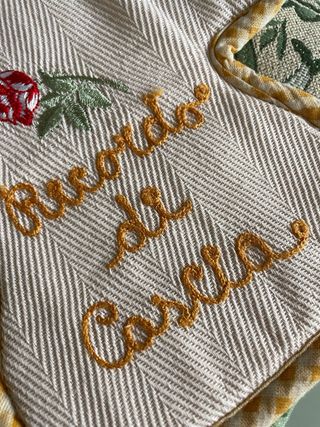 due asciugamani da cucina una persona e un guanto