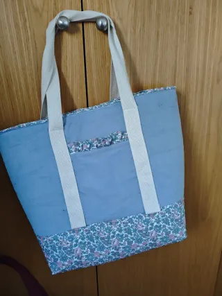 Bolso de tela azul con estampado floral