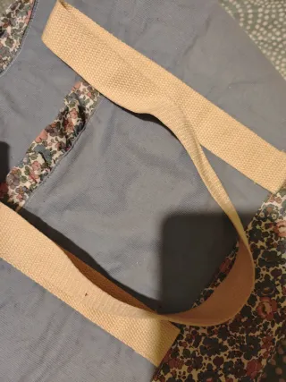 Bolso de tela azul con estampado floral
