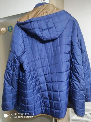 Chaqueta acolchada fina azul y marrón