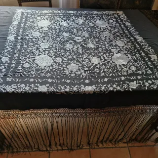 Manton negro bordado plata
