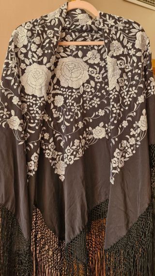 Manton negro bordado plata