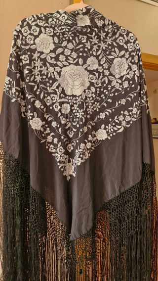 Manton negro bordado plata