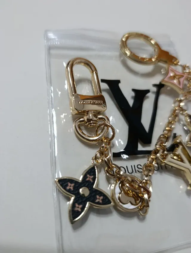 Llavero LV con charms