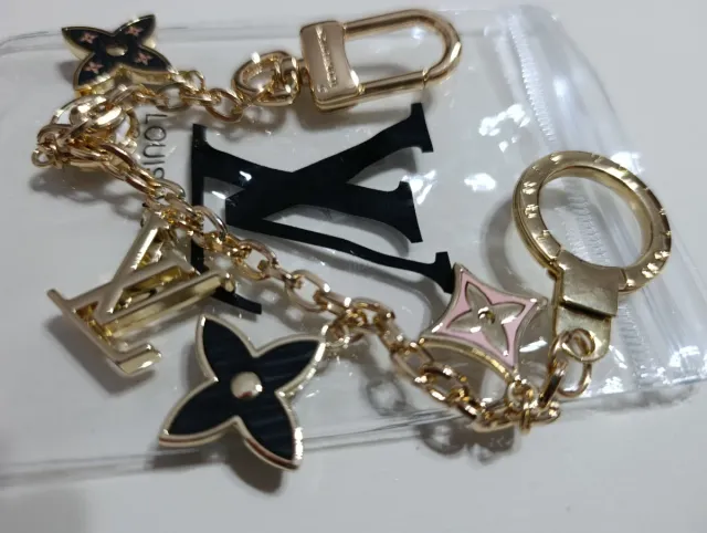 Llavero LV con charms