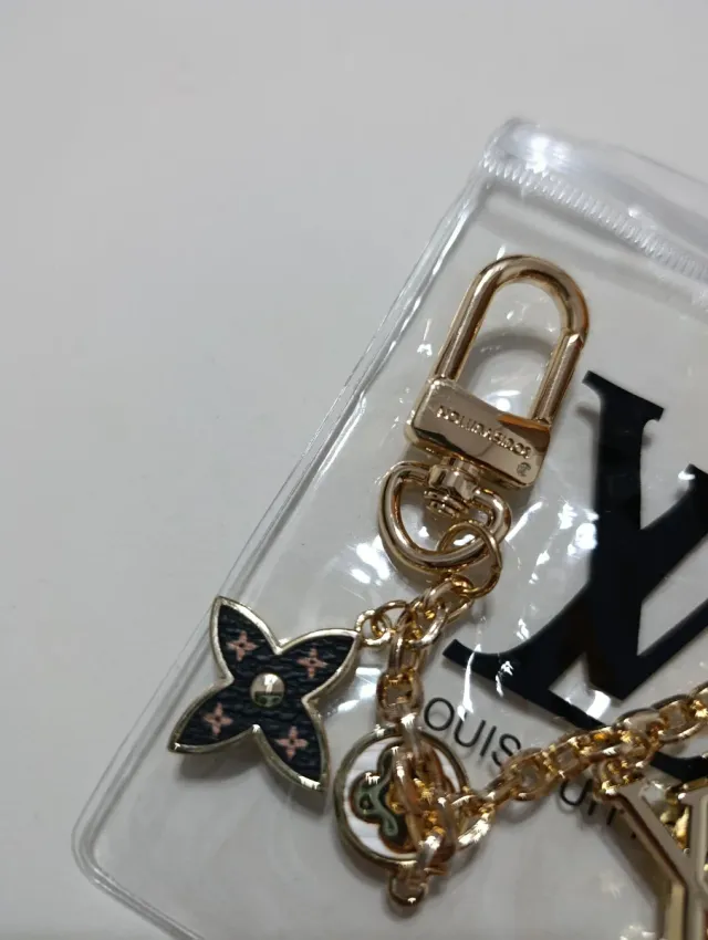 Llavero LV con charms