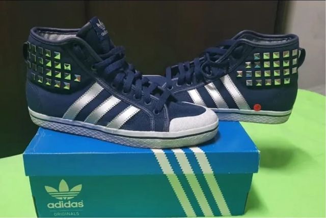 Botas Adidas azules y plateadas con tachuelas