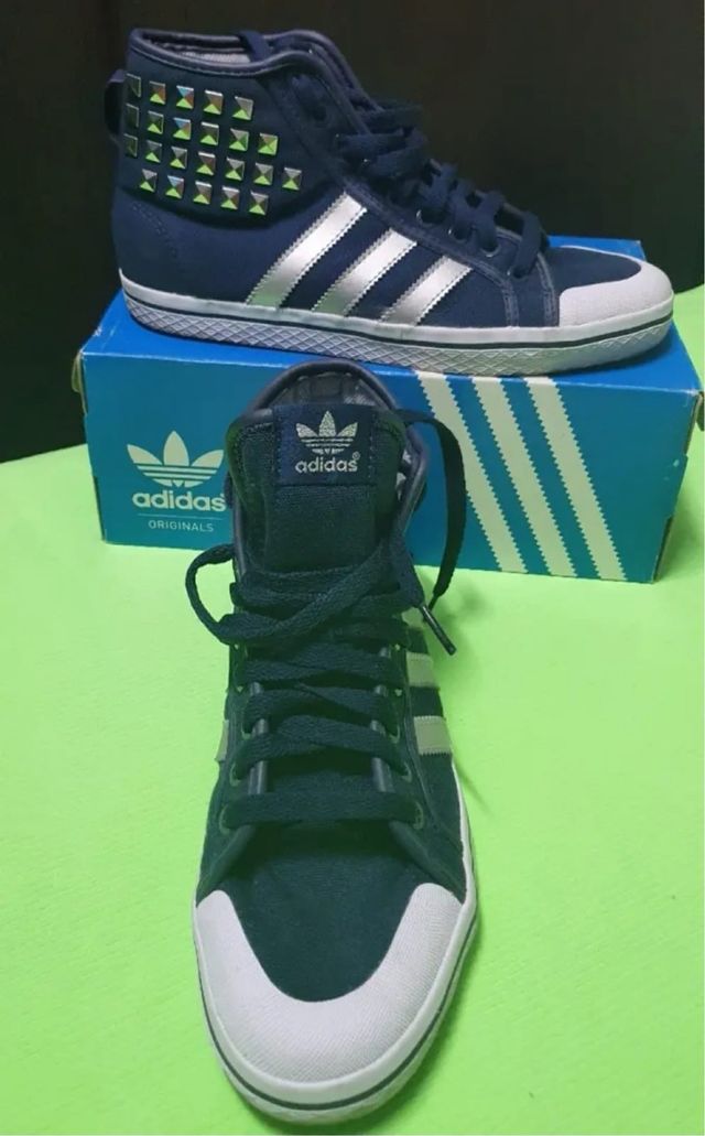 Botas Adidas azules y plateadas con tachuelas