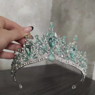 Tiara de plata con piedras verdes