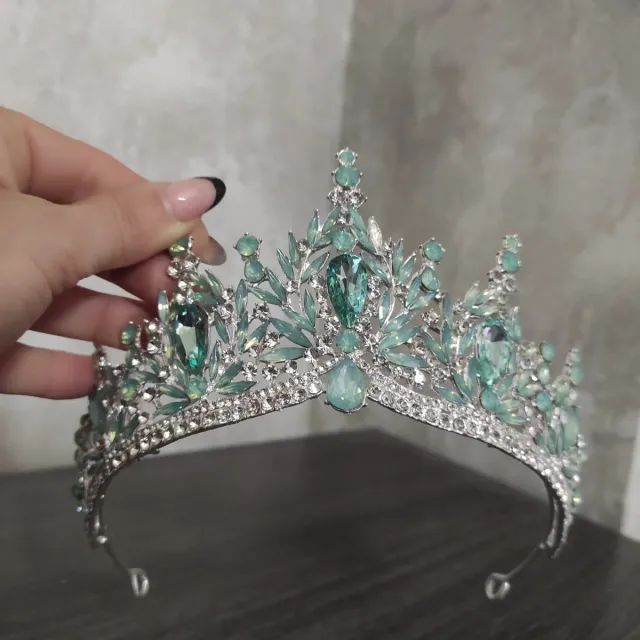 Tiara de plata con piedras verdes