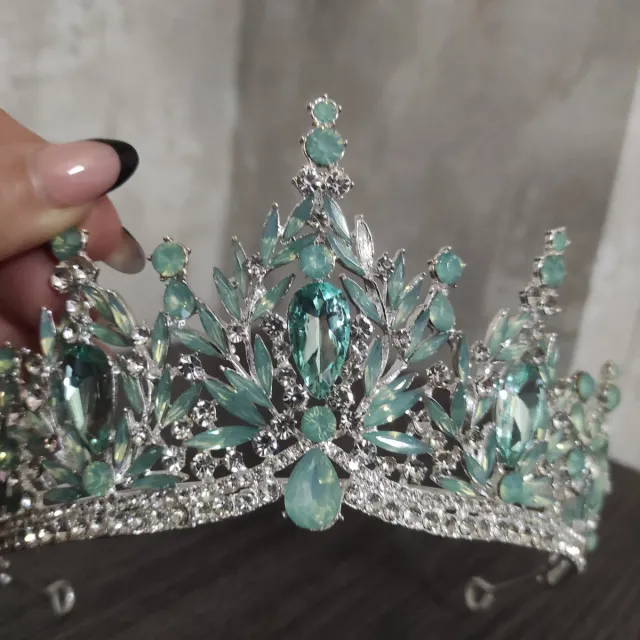 Tiara de plata con piedras verdes