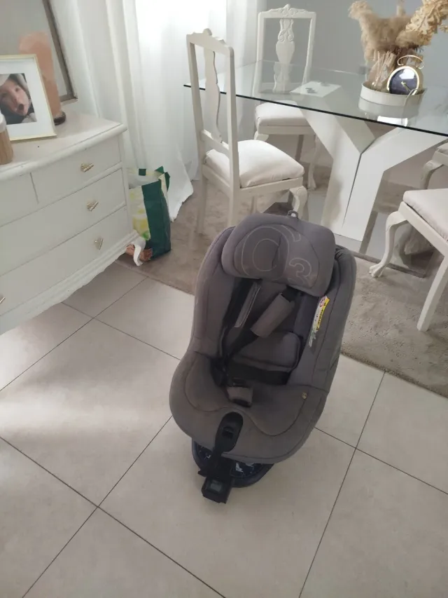 Silla de coche giratoria gris