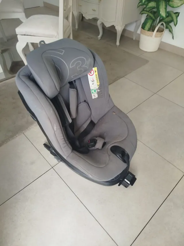 Silla de coche giratoria gris