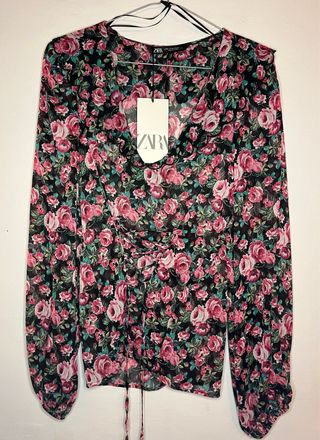 Blusa Zara floral escote pico lazada Talla XS