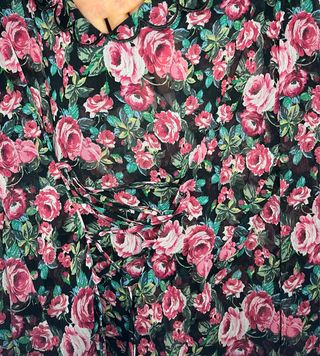 Blusa Zara floral escote pico lazada Talla XS