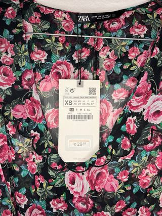 Blusa Zara floral escote pico lazada Talla XS