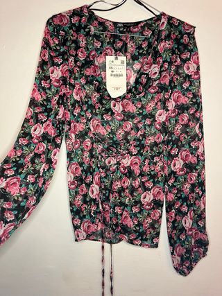Blusa Zara floral escote pico lazada Talla XS