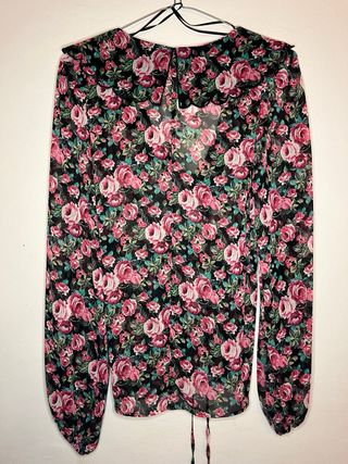 Blusa Zara floral escote pico lazada Talla XS