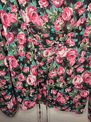 Blusa Zara floral escote pico lazada Talla XS