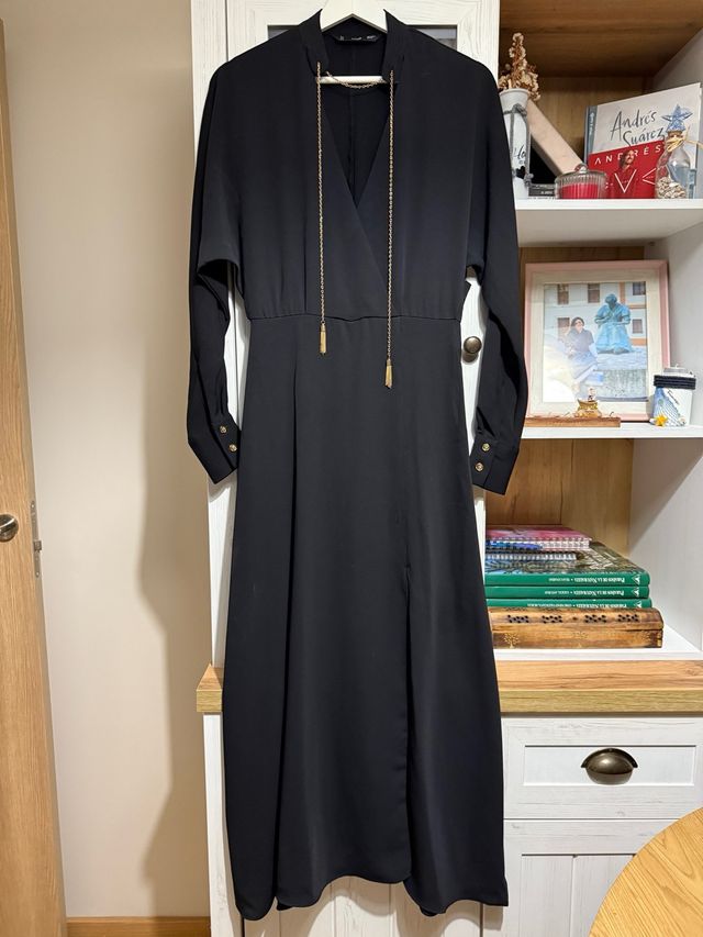 Vestido Negro Mango con Cadena Dorada
