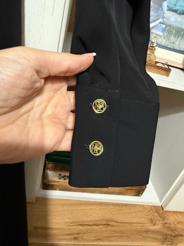 Vestido Negro Mango con Cadena Dorada