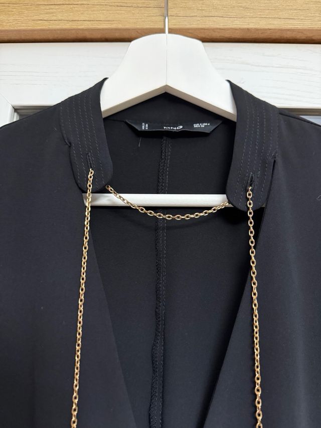 Vestido Negro Mango con Cadena Dorada