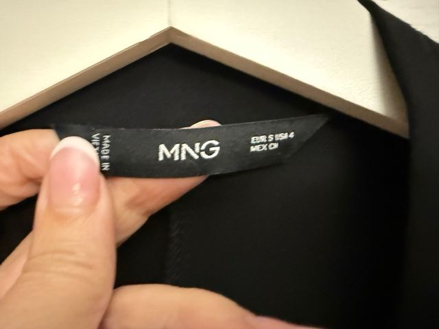 Vestido Negro Mango con Cadena Dorada