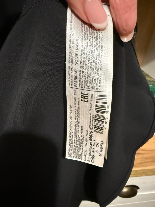 Vestido Negro Mango con Cadena Dorada