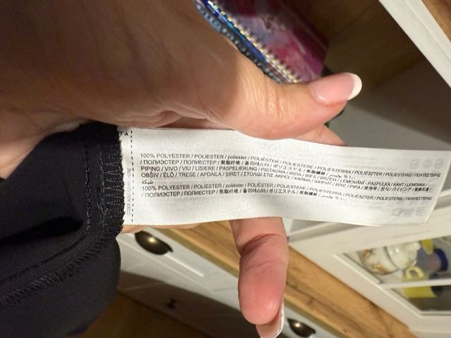 Vestido Negro Mango con Cadena Dorada