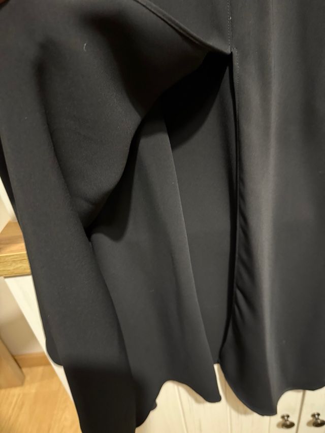 Vestido Negro Mango con Cadena Dorada