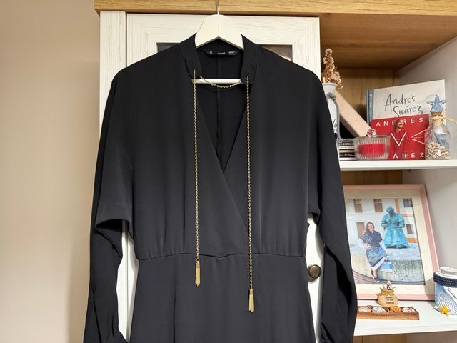 Vestido Negro Mango con Cadena Dorada