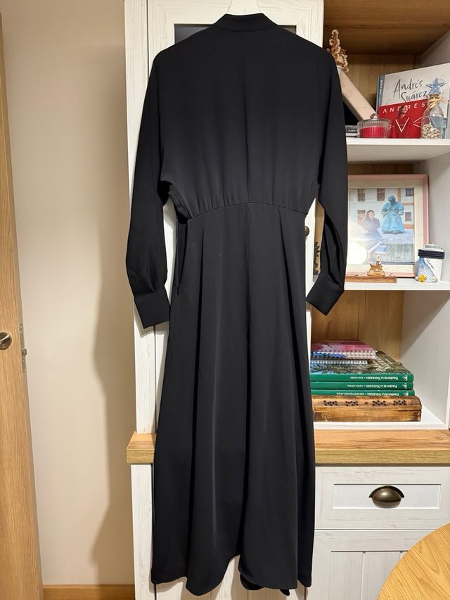 Vestido Negro Mango con Cadena Dorada