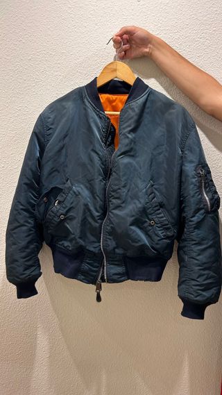 Bomber Alpha, interior naranja. 