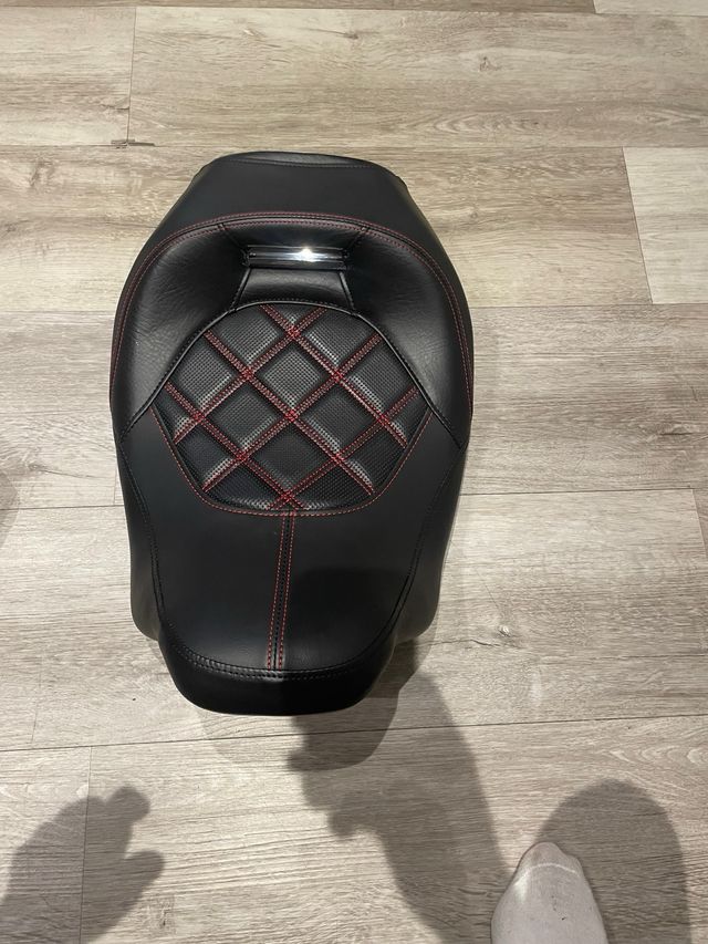 Asiento Harley Davidson Negro con Costuras Rojas