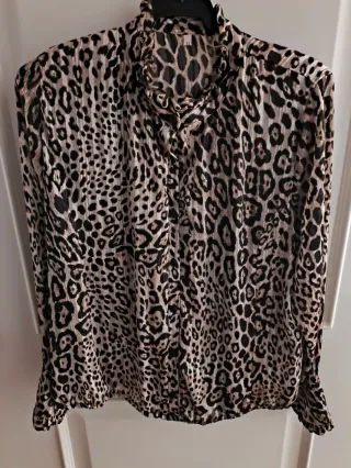 Blusa con estampado de leopardo