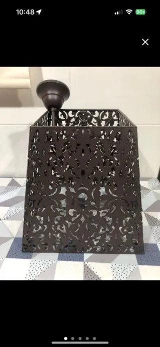 Lámpara de forja marrón diseño calado