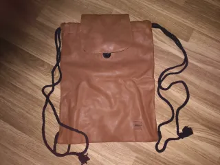 Mochila de cuero marrón