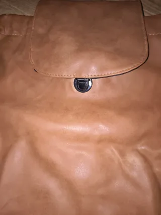 Mochila de cuero marrón