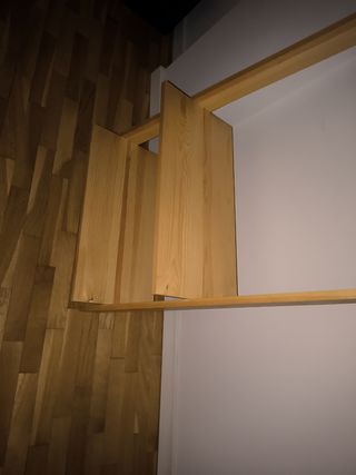 Perchero de madera con baldas
