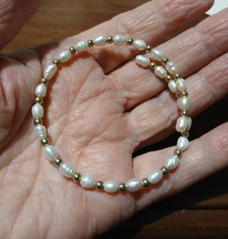 Braccialetto perle fiume su acciaio armonico