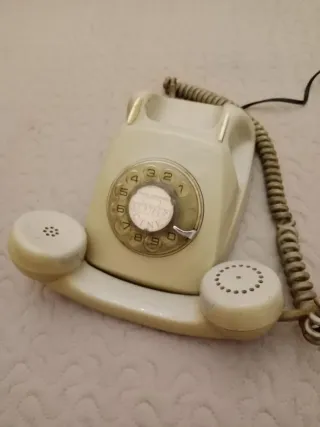 Teléfono antiguo beige con dial giratorio