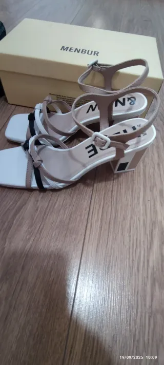 Sandalias MENBUR Beige y Negras