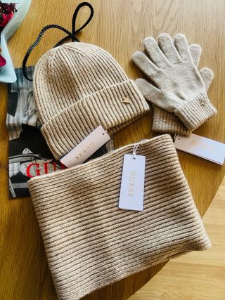 Conjunto Guess Gorro Bufanda Guantes Beige/dorado