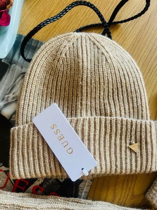 Conjunto Guess Gorro Bufanda Guantes Beige/dorado