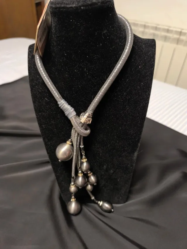 Collar plateado con colgantes