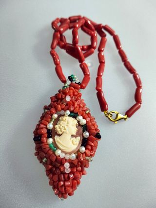 Collana corallo rosso con cammeo sardonico
