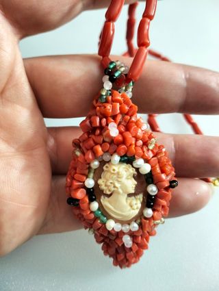 Collana corallo rosso con cammeo sardonico