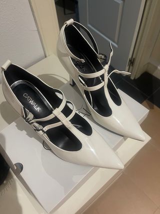Zapatos T-Strap Catwalk Blancos